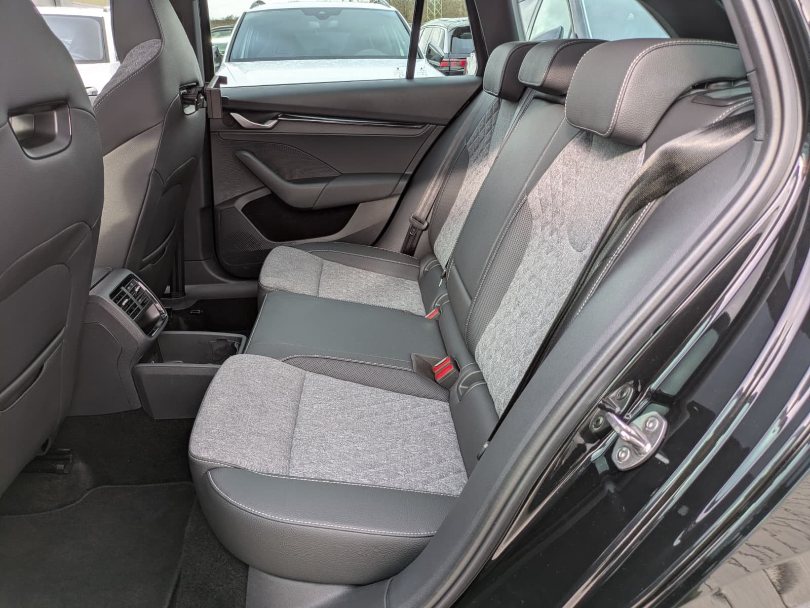 Fahrzeugabbildung SKODA Octavia 1.5 DSG Sportline PANO*MATRIX*AHK*5J.GAR