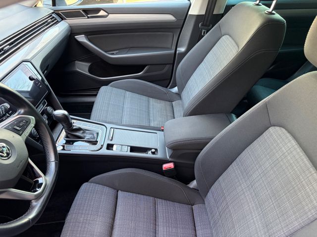 Fahrzeugabbildung Volkswagen Passat Variant 1.5 DSG+AHK+Navi+CarPlay+LM+WR