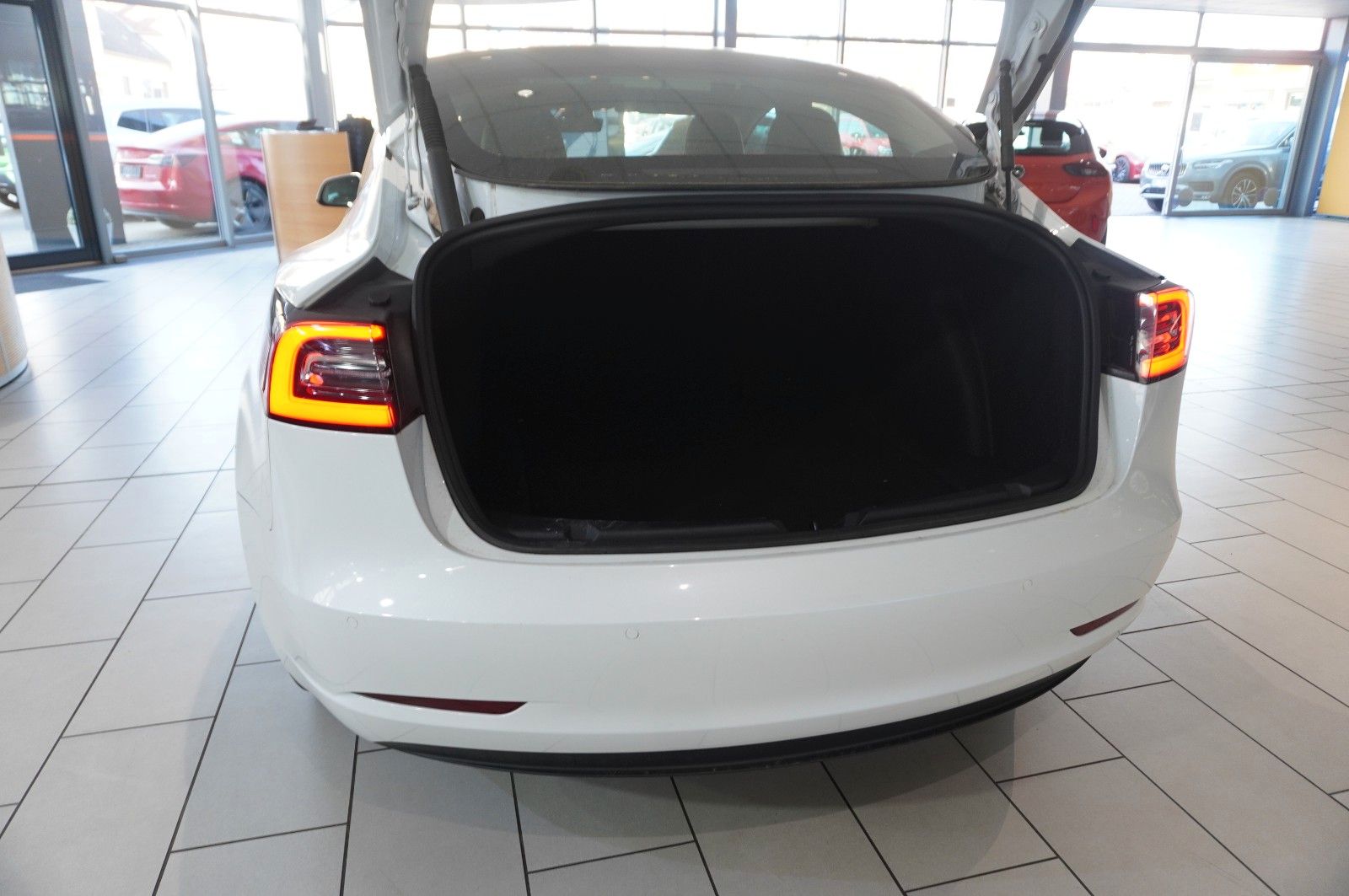 Fahrzeugabbildung Tesla Model 3 Standard Range Plus NAVI/KAMERA/SH/WÄRME