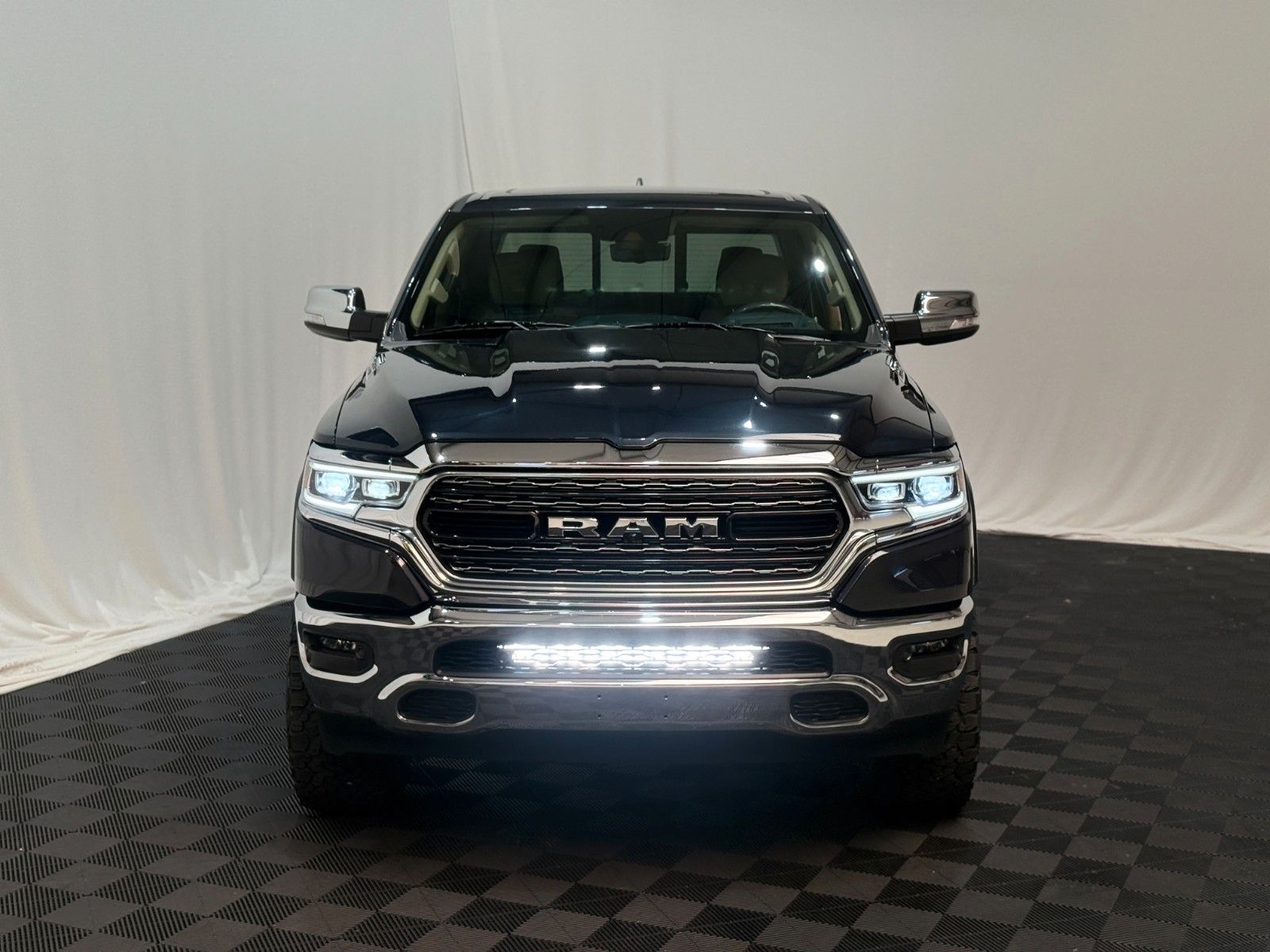 Fahrzeugabbildung Dodge Limited / CREW CAB / 4x4 / Harman Kardon / 360°