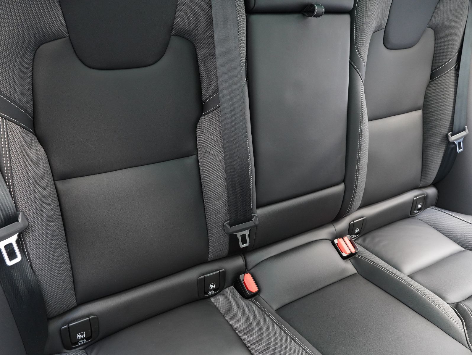 Fahrzeugabbildung Volvo XC60 T6 Recharge R Design FACELIFT/LED/ACC/AHK