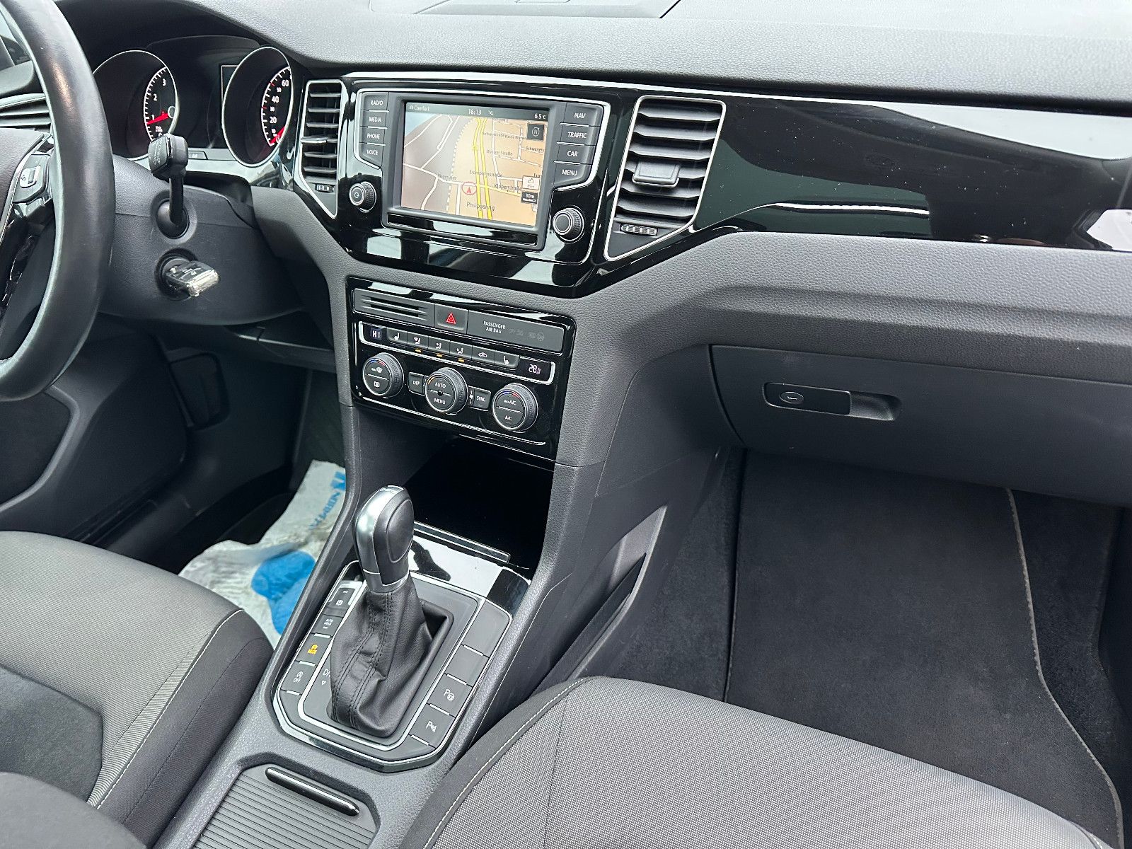 Fahrzeugabbildung Volkswagen GOLF SPORTSVAN VII HIGHLINE BMT*AHK+PANO+AUTOM.*