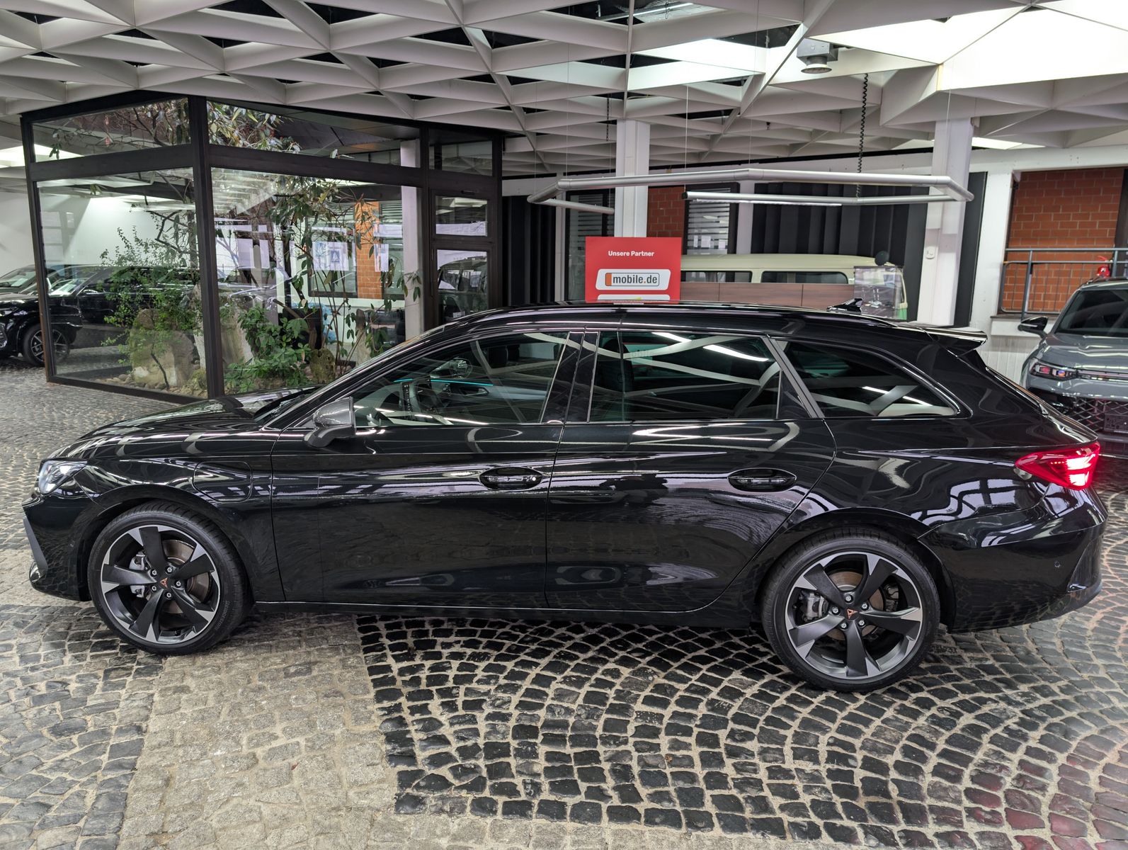 Fahrzeugabbildung CUPRA Leon 1.5 e-Hybrid PLUG-IN LED INTELIG-DRIVE EDGE