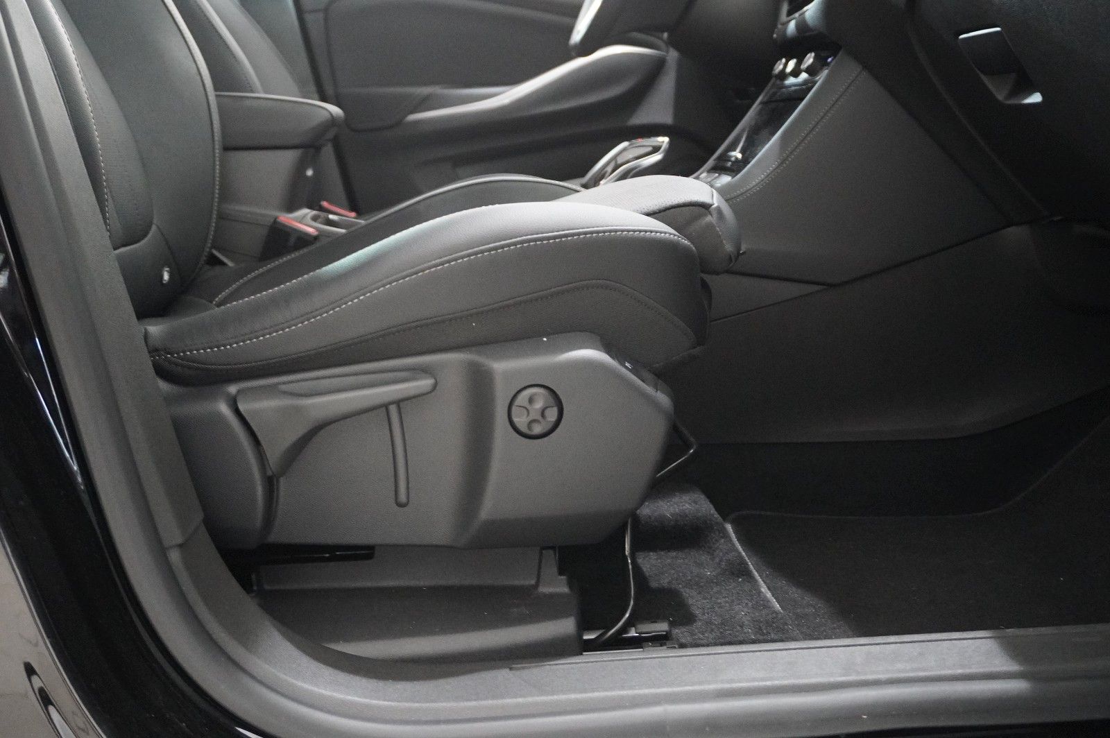 Fahrzeugabbildung Opel Grandland (X) 1.6T GSe HYBRID 4X4 NAVI/LED/SPORT
