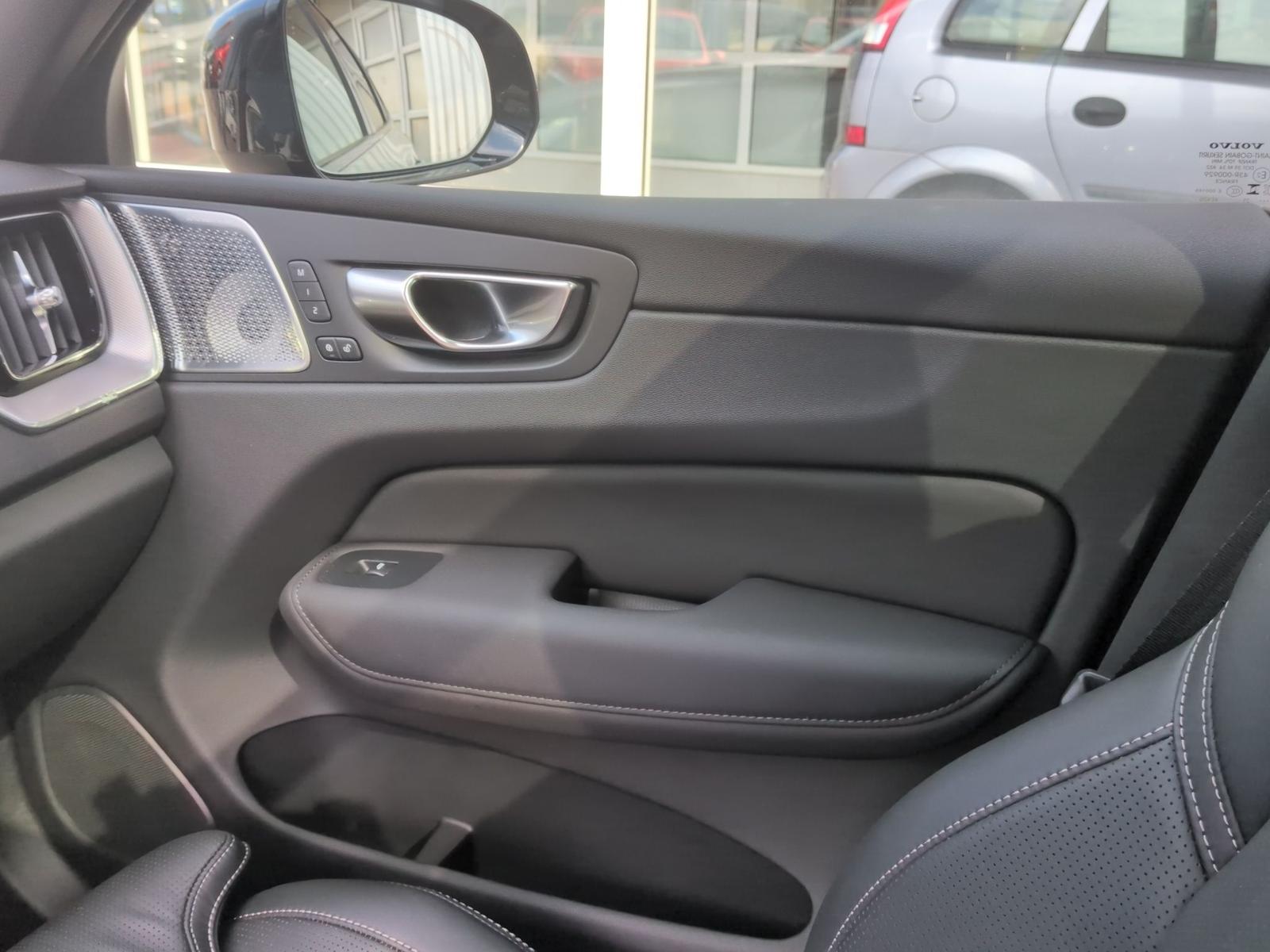 Volvo XC60 B5 AWD Ultra Black Edition+Luft+Nappa+AHZV+
