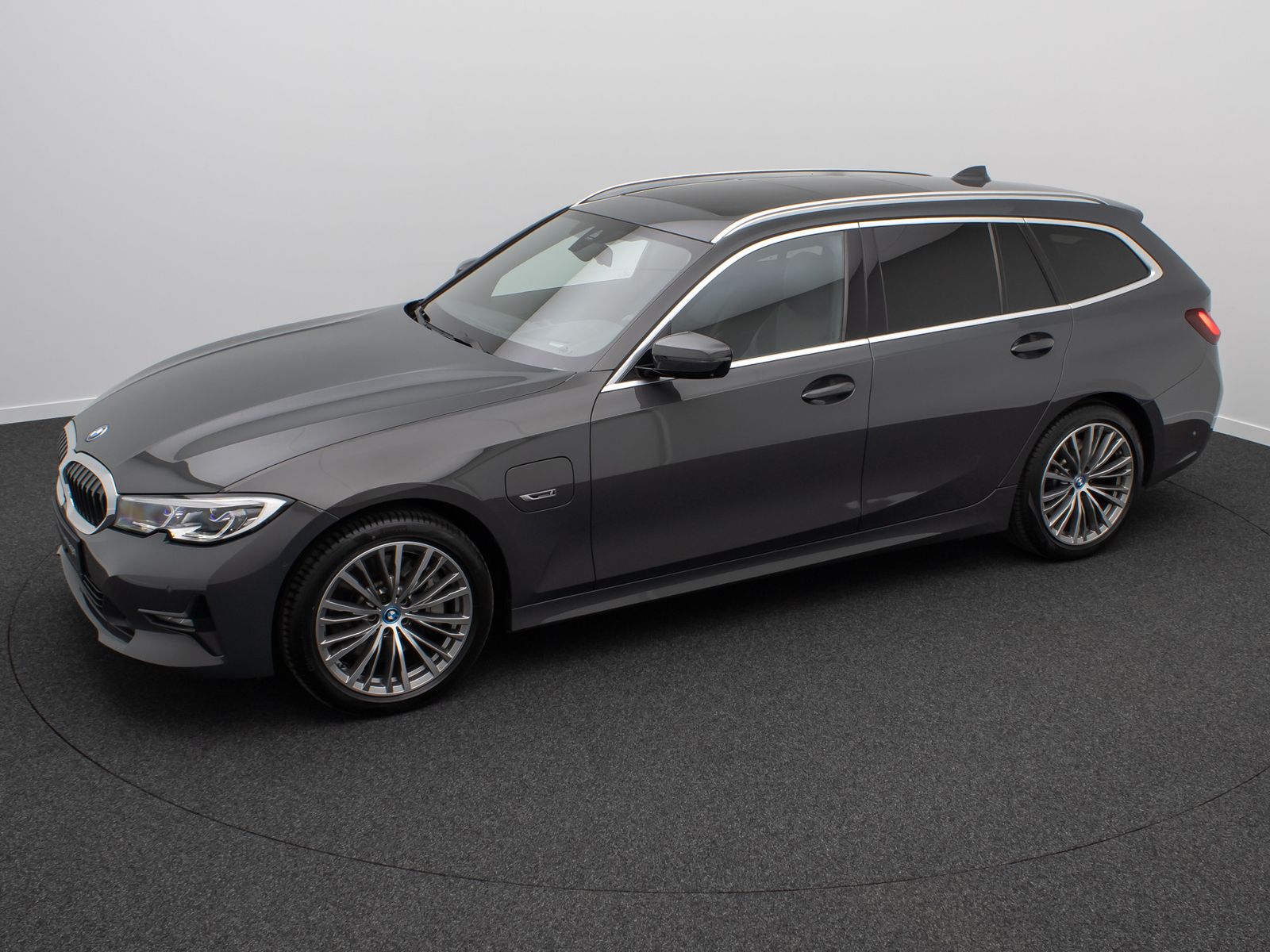 Fahrzeugabbildung BMW 330e SAG Laser 360°DAB HUD Komfort AHK Sport 18"