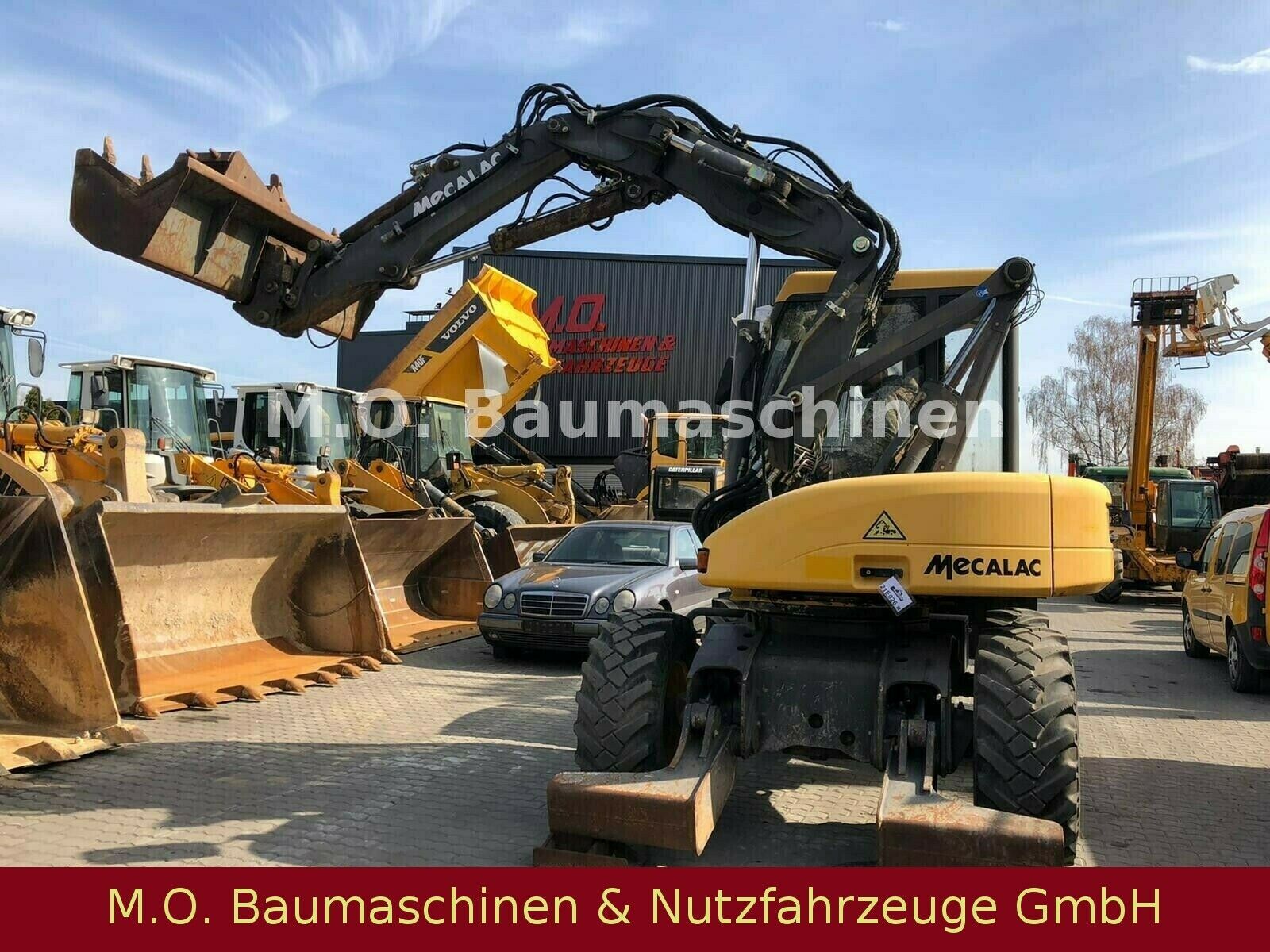 Fahrzeugabbildung MECALAC 12 MXT  / Schaufel / Gabel / 3x Tieflöffel