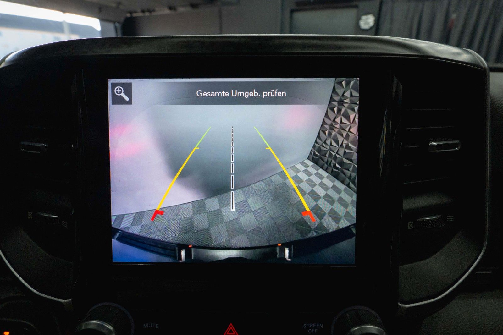 Fahrzeugabbildung Dodge RAM 5.7 V8 HEMI 4x4 OFFROAD Night HarleyDavidson