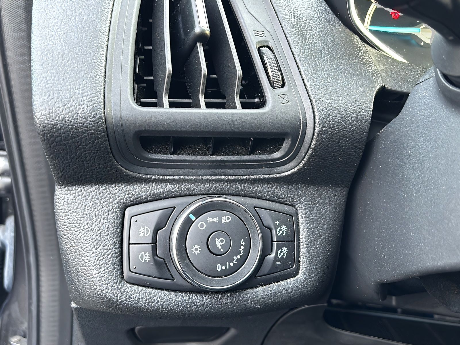 Fahrzeugabbildung Ford B-Max 1.0i Sync Edition AHK TEMPOMAT DAB WINTER