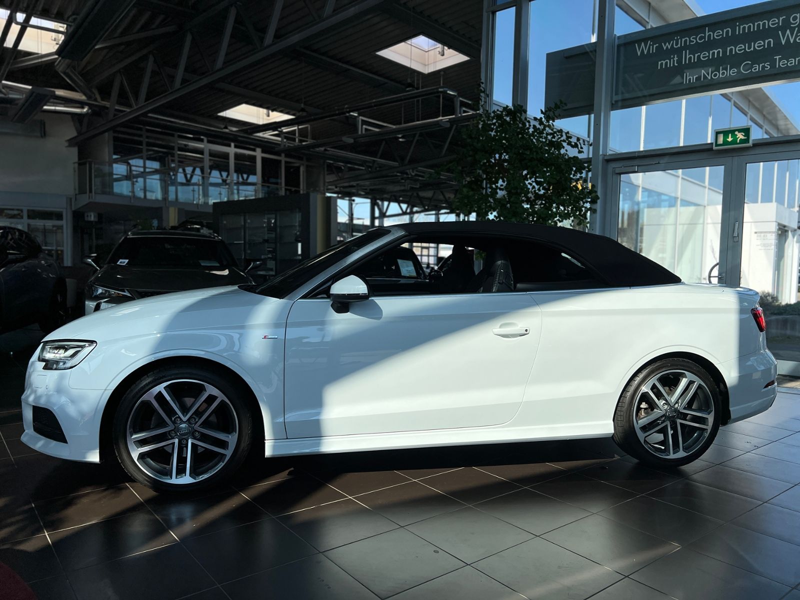 Fahrzeugabbildung Audi A3 Cabriolet S line sport LED NAV SHZ PDC 18"
