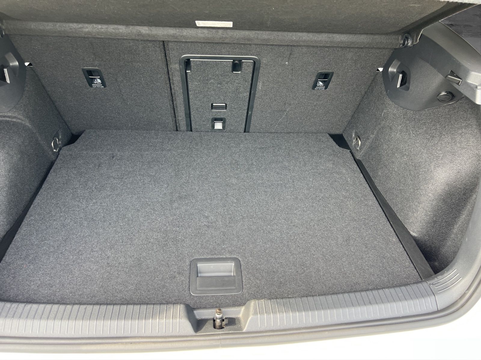 Fahrzeugabbildung Volkswagen Golf VIII TSI Active LED AHK Navi AID ACC RFK SH