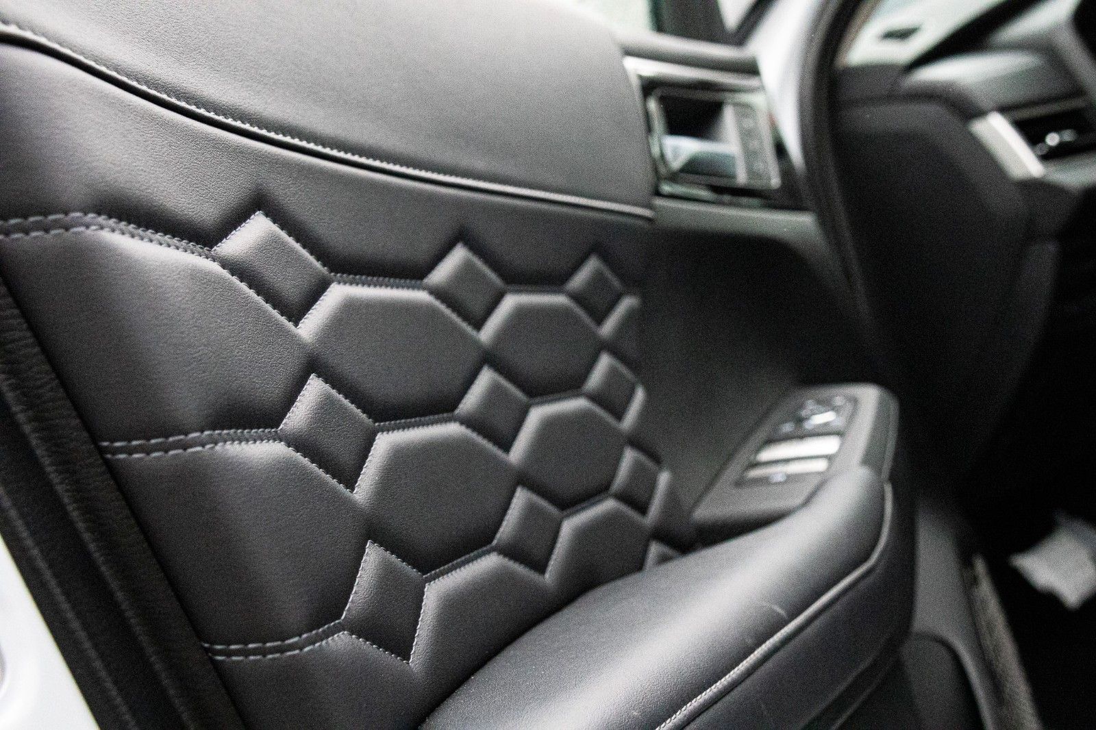 Fahrzeugabbildung Mitsubishi Outlander MY25  2.4 PHEV Top 4WD Leder Glasdach