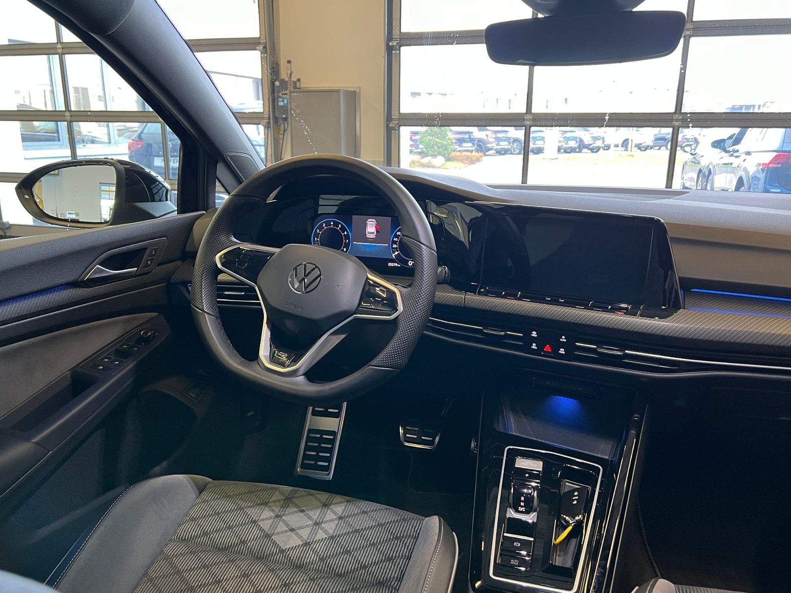 Fahrzeugabbildung Volkswagen Golf VIII Variant R-Line 1.5 eTSI DSG *AHK, LED,