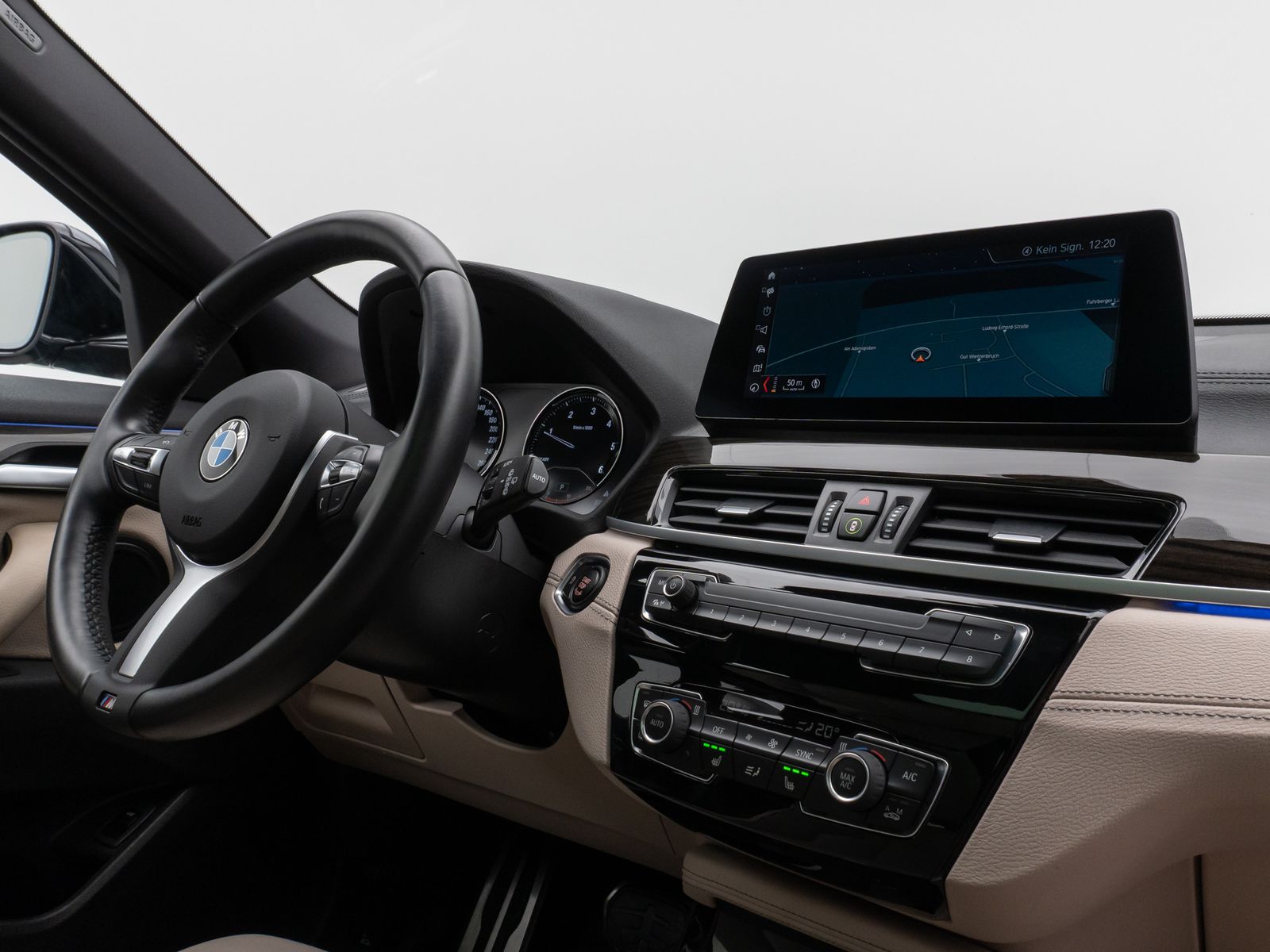 Fahrzeugabbildung BMW X2 xD20d M Sport Panorama Kamera HUD DAB Komfort