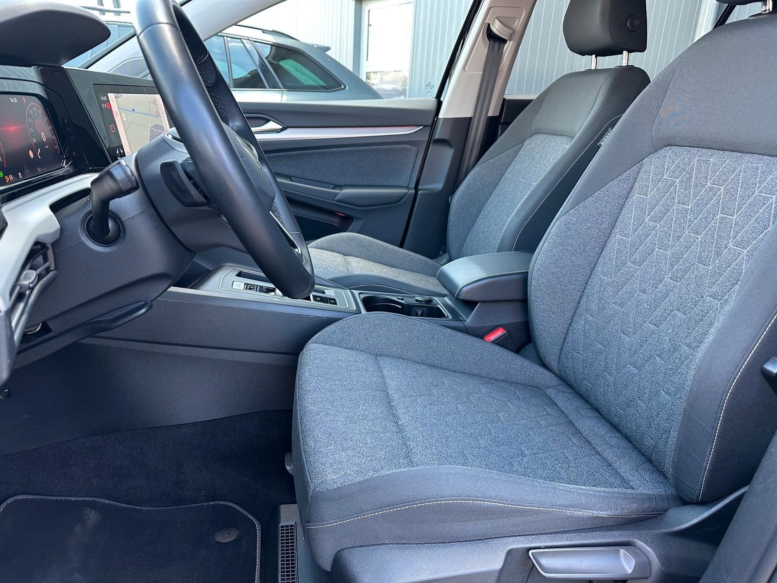 Fahrzeugabbildung Volkswagen Golf Variant 1.5 eTSI DSG Move NAV+LED+GJR+KAM