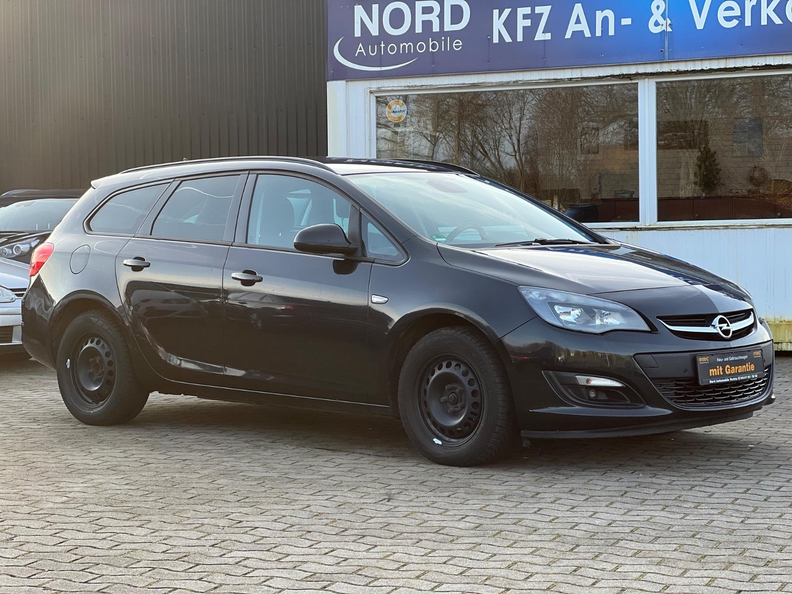 Opel Astra 2015 — вигляд ззаду