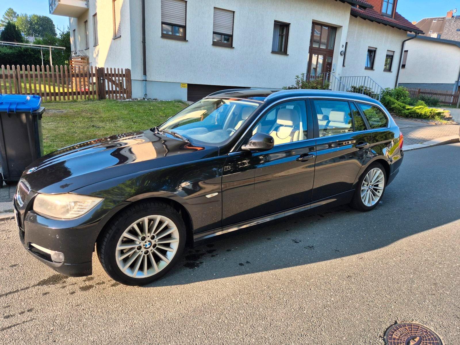 BMW 320 2012 — rear view