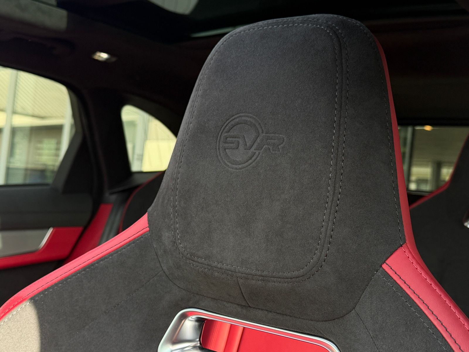 Fahrzeugabbildung Jaguar F-PACE SVR /PANO/MERIDIAN/HUD/360°KAM/MEMORY