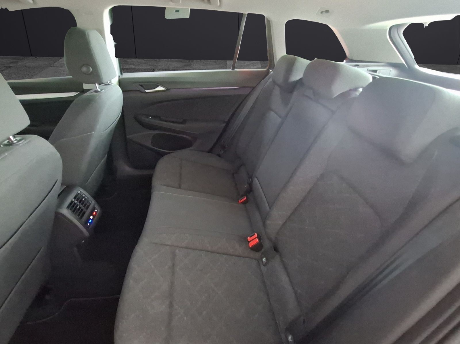 Fahrzeugabbildung Volkswagen Golf VIII Variant eTSI Life DSG LED+ Navi STHZ A