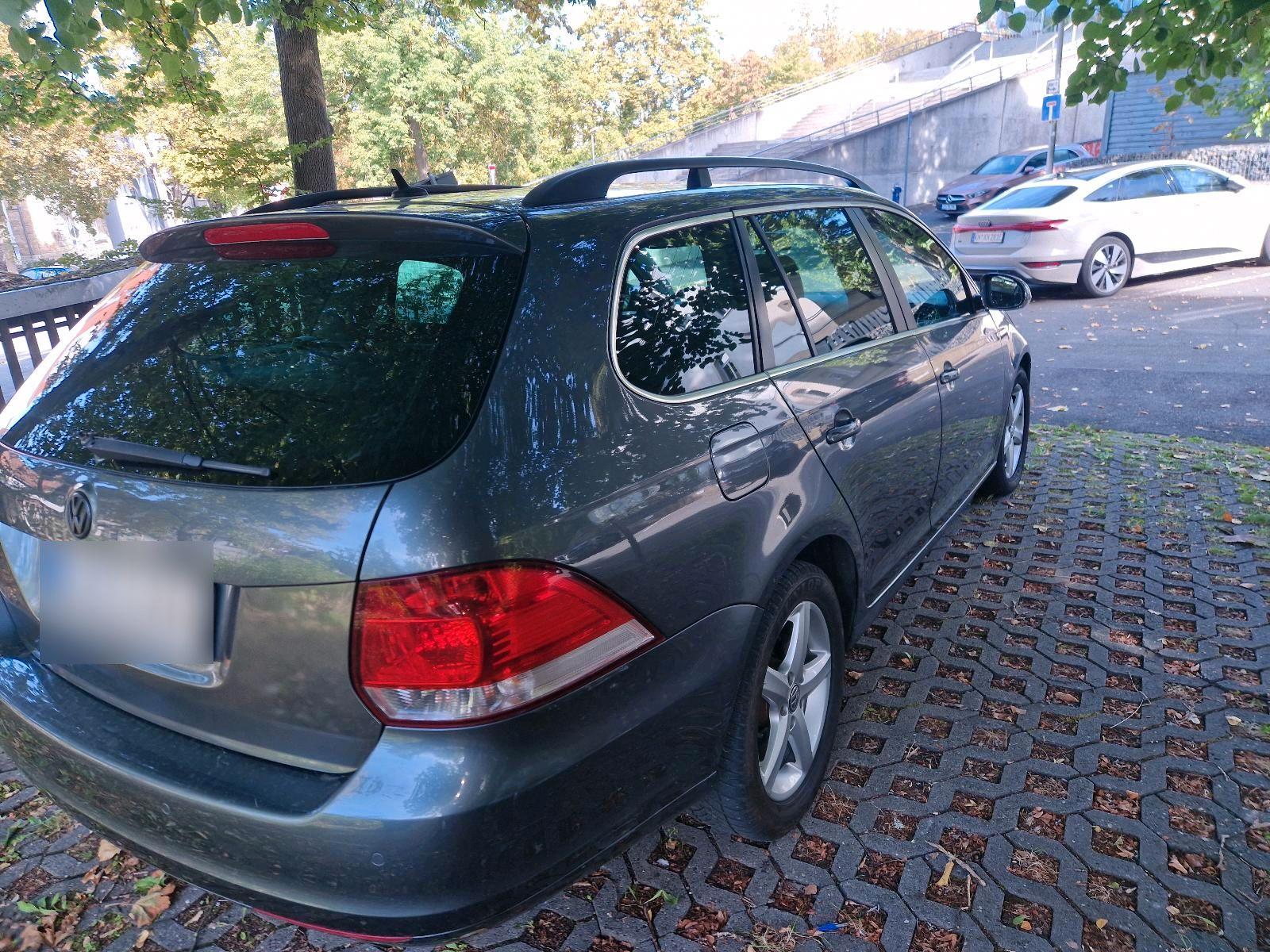 Volkswagen Golf 2010 — interior