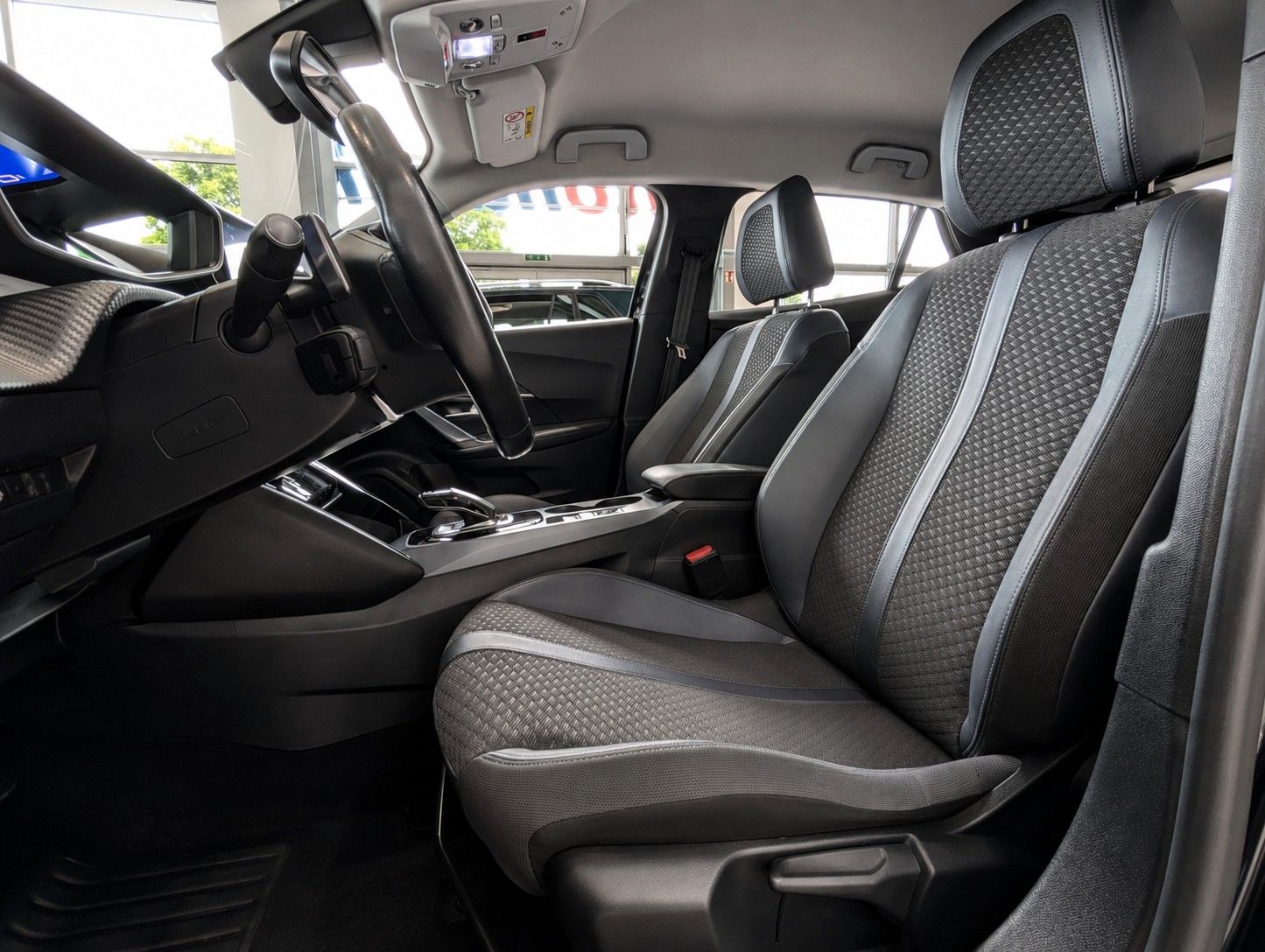 Fahrzeugabbildung Peugeot 2008 ALLURE HDI 8G ACC 360° NAVI SHZ KEYLESS 1Hd