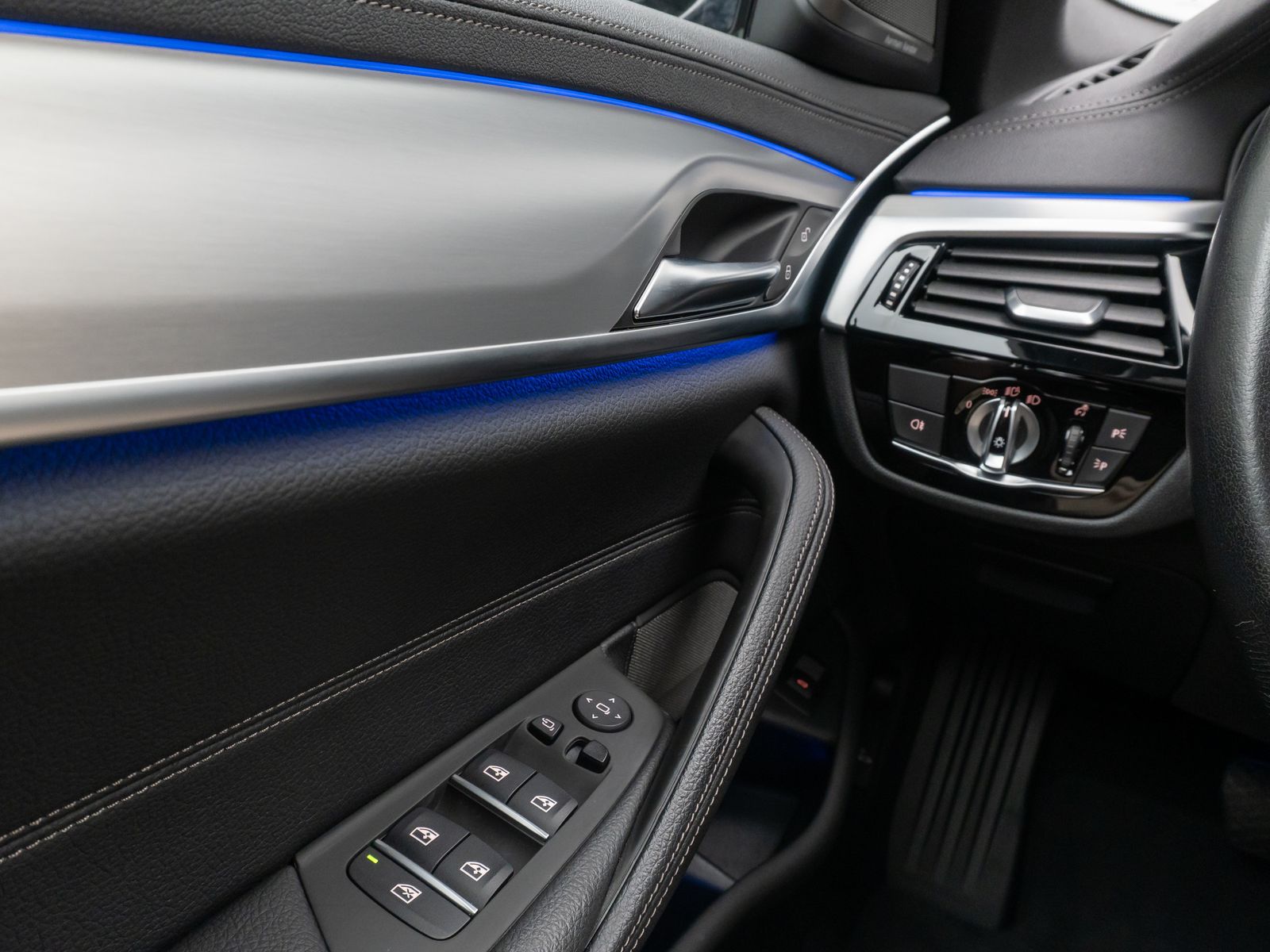 Fahrzeugabbildung BMW 530d Luxury Line DAB Kamera HUD Leder H/K 19Zoll