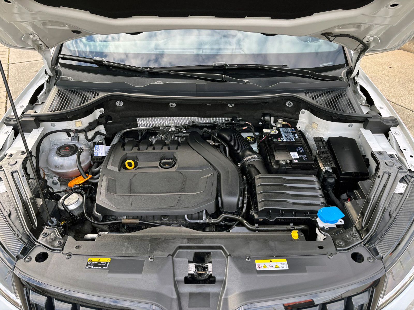 Fahrzeugabbildung SKODA Karoq 1.5TSI DSG SPORTLINE ACC 360° PANO AHK LED
