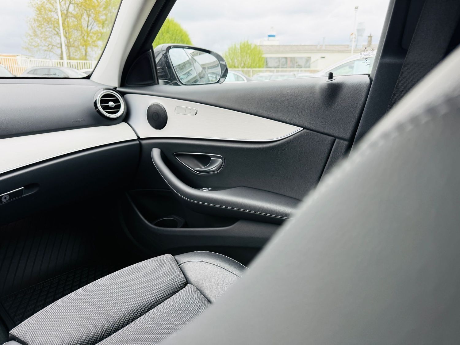 Fahrzeugabbildung Mercedes-Benz E 220 T d AVANTGARDE, MBUX Premium, RFK, Totw, L