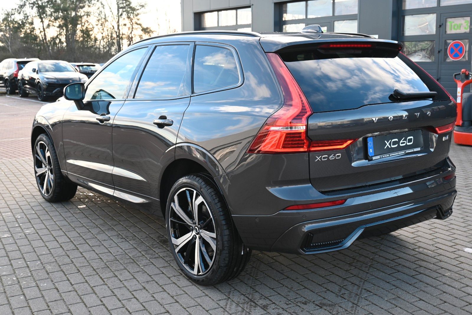 Fahrzeugabbildung Volvo XC60 B4 D AWD Autom. Plus Dark*STDHZG*360°*ACC*