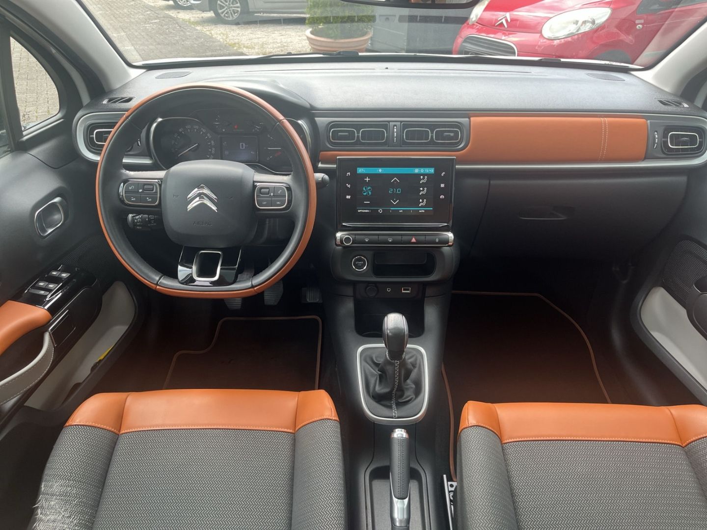 Fahrzeugabbildung Citroën C3 1.2 PureTech 110 Shine Panorama Navi DAB SHZ
