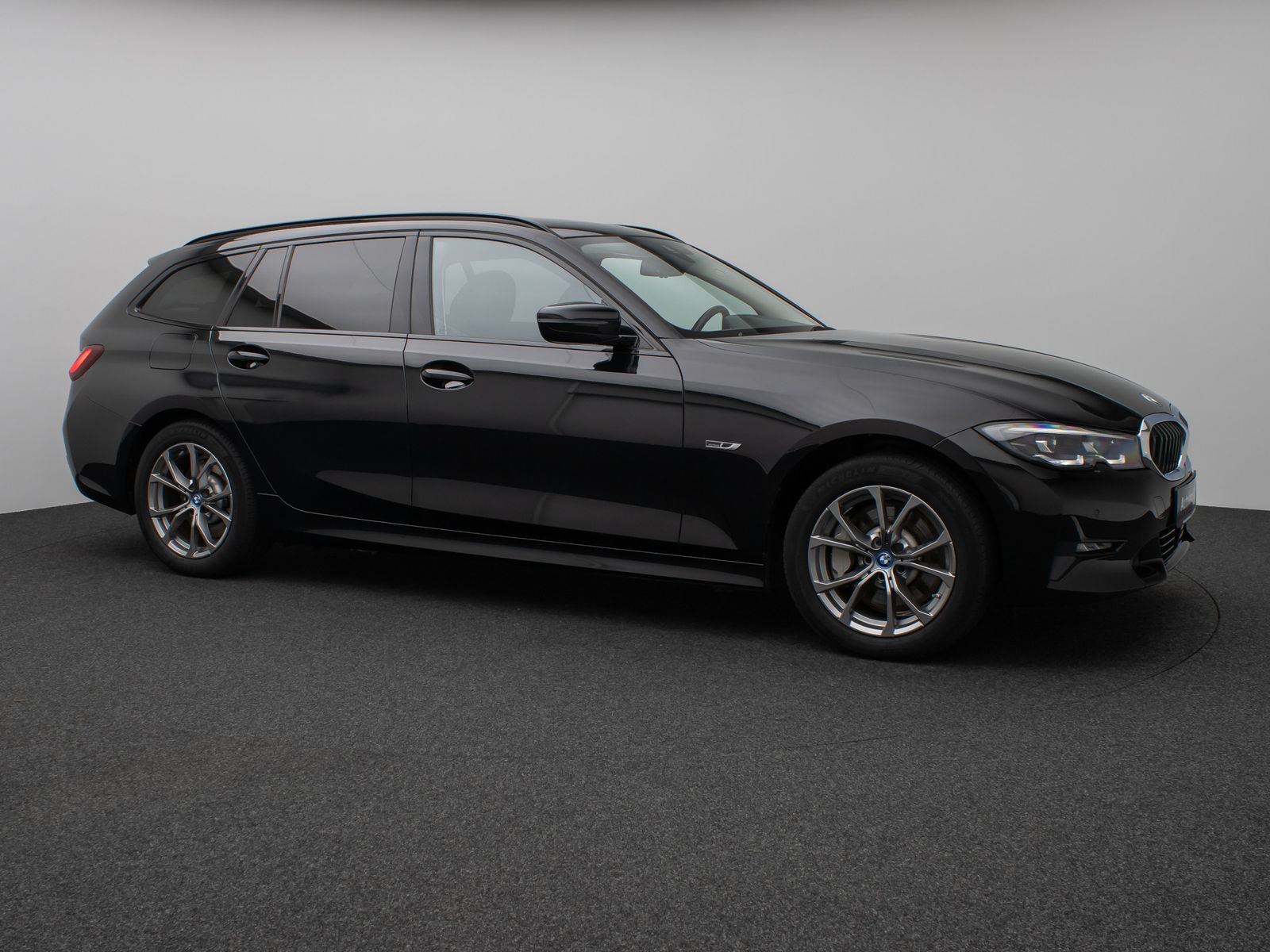 Fahrzeugabbildung BMW 330e xD Sport Line Panorama DAB HiFi Stop&Go AHK