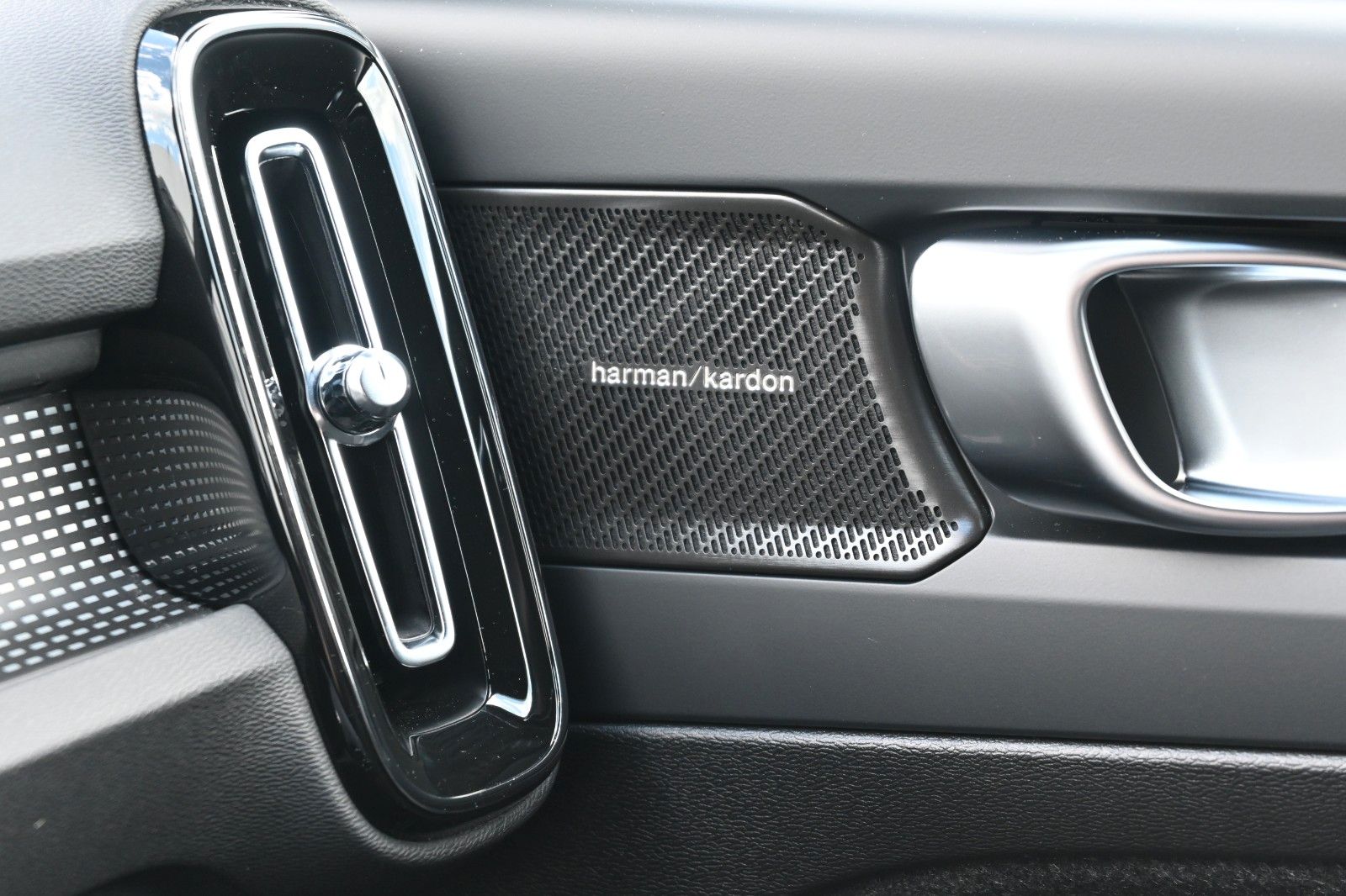 Fahrzeugabbildung Volvo XC40 B4 DKG Plus Dark*FSHZG*H&K*BLIS*ACC