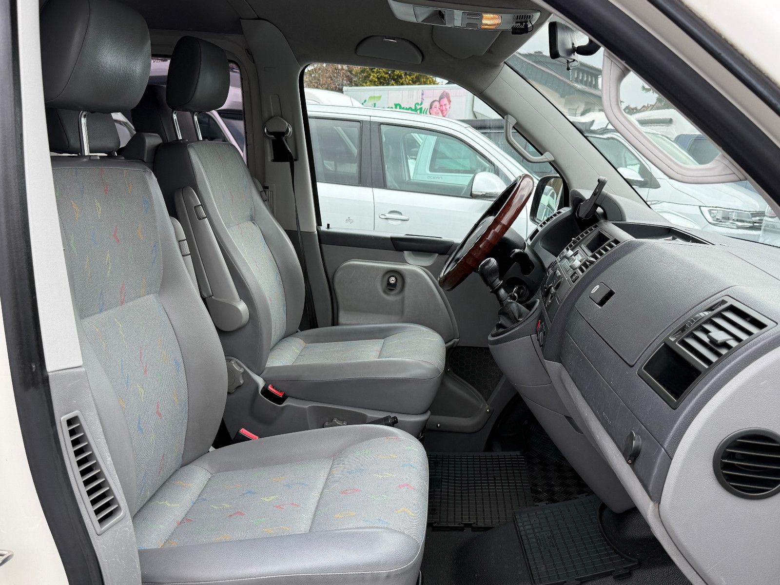 Fahrzeugabbildung Volkswagen T5 2.5 TDI 5-Zylinder 7-Sitzer Klima PDC Sthz