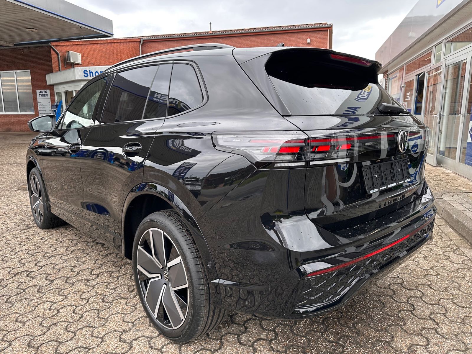 Fahrzeugabbildung Volkswagen Tiguan 2.0 TDI 4M R-Line AHK/Black/Pano/ACC/LED