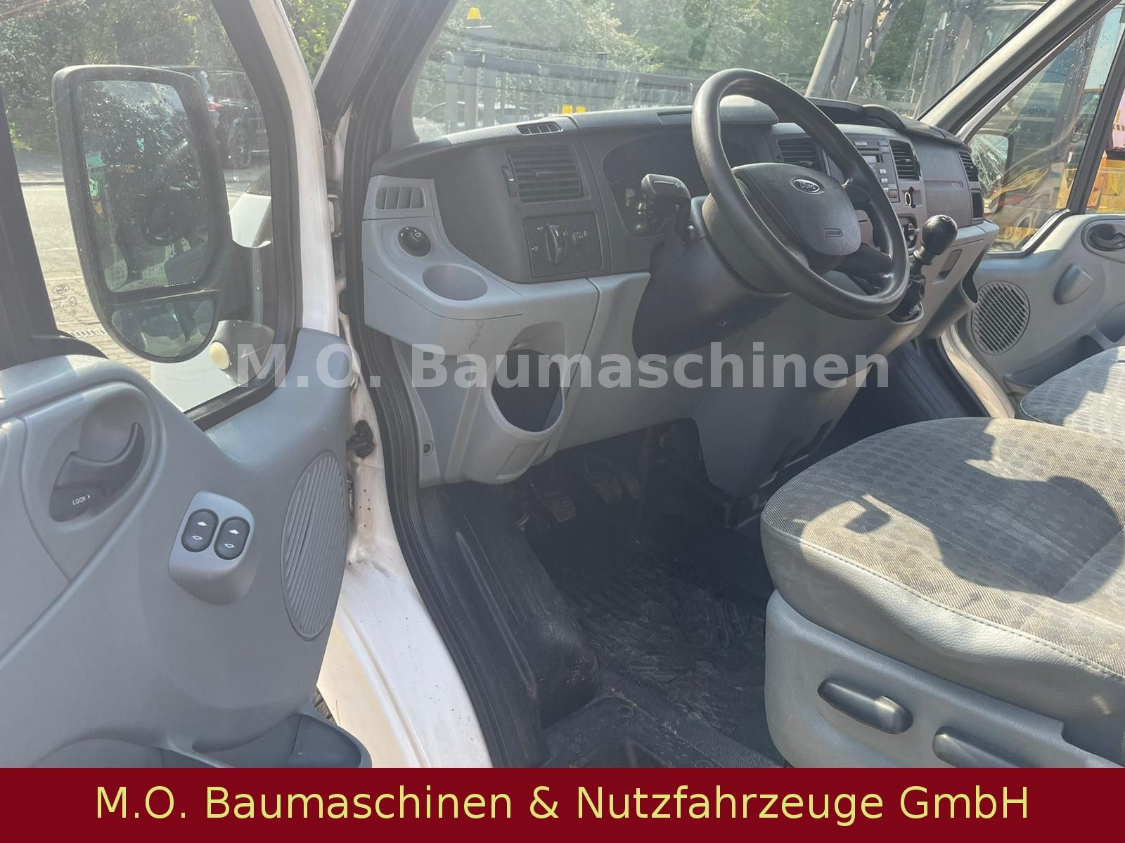 Fahrzeugabbildung Ford Transit  115 T 330 / 2,4 Liter / 9 Sitzer /