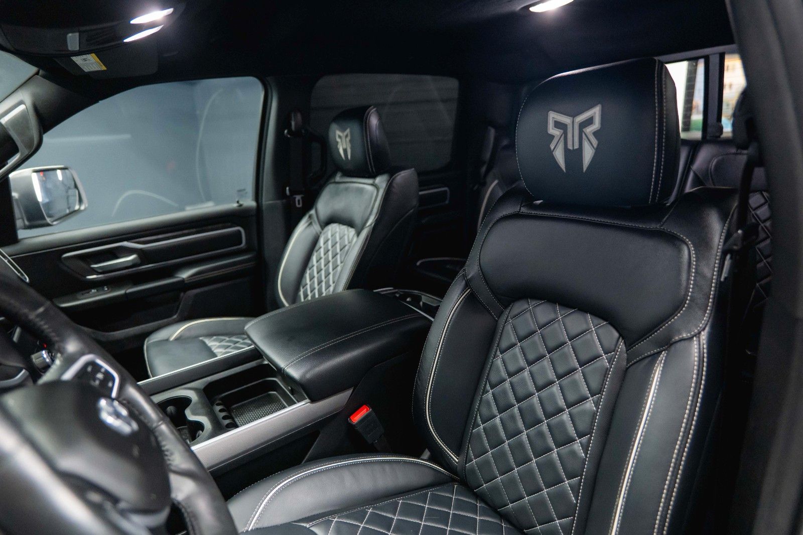 Fahrzeugabbildung Dodge RAM 5.7 V8 HEMI 4x4 OFFROAD Night-Paket *LED*