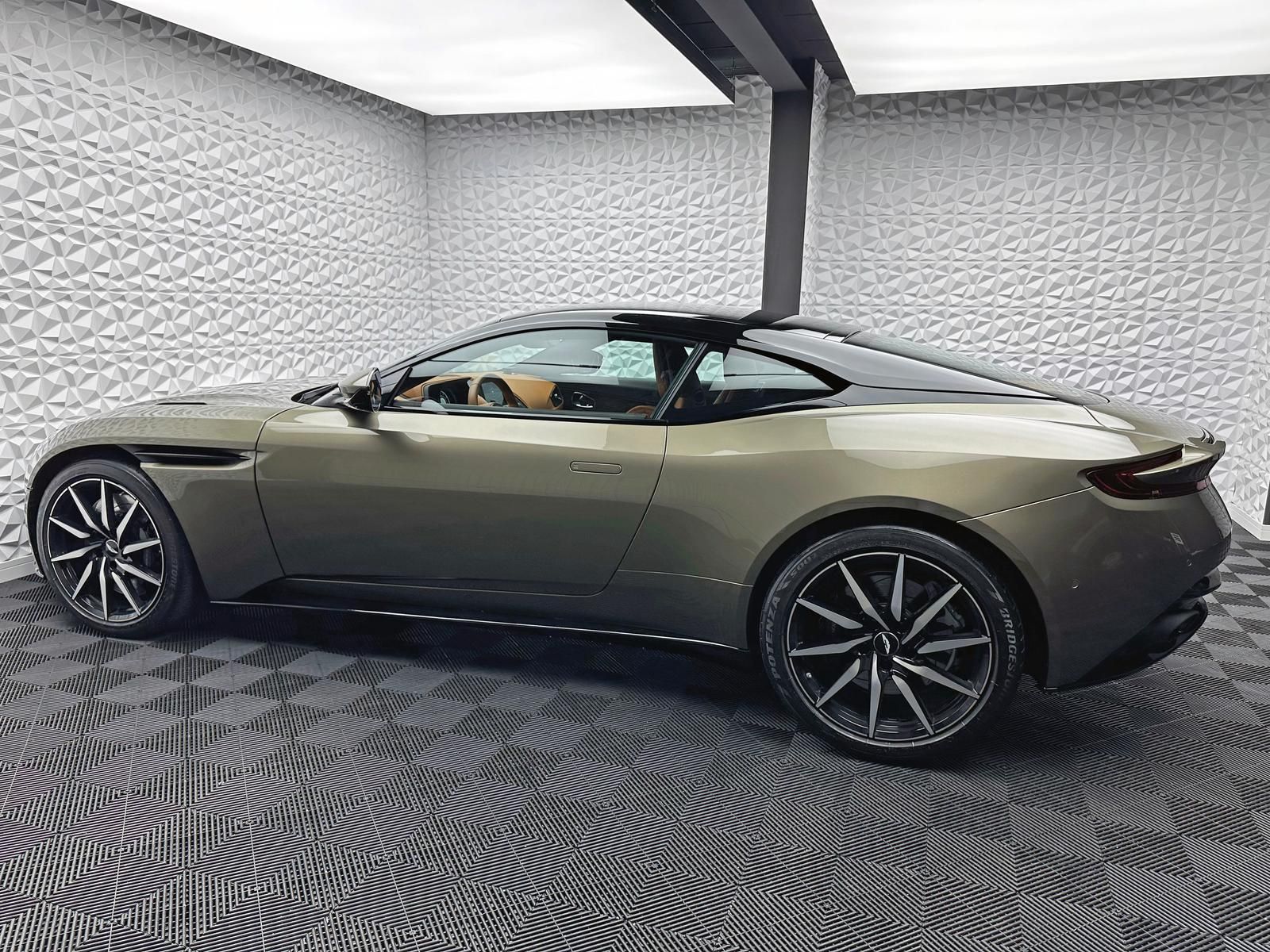 Fahrzeugabbildung Aston Martin DB11 V12/NEW-HERITAGE/DUOTONE/B&O/FINISHER/BLACK