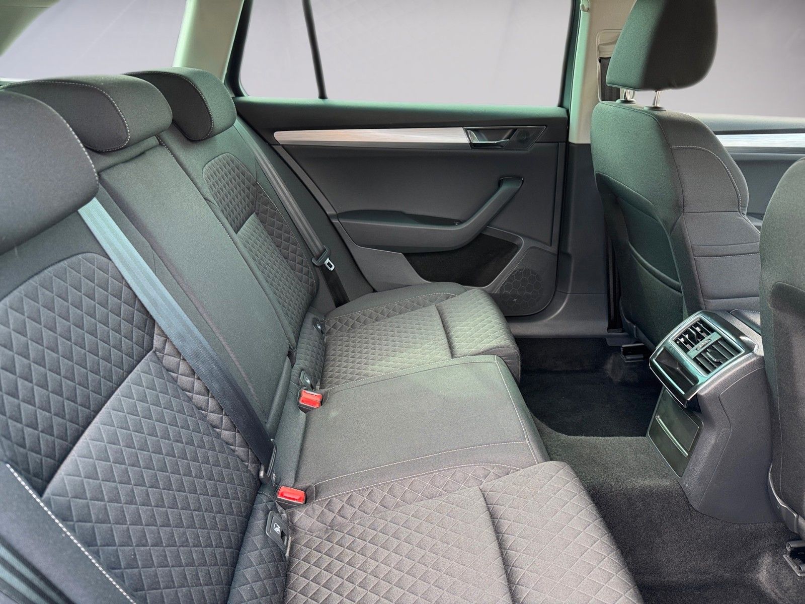 Fahrzeugabbildung SKODA Superb Combi Ambition