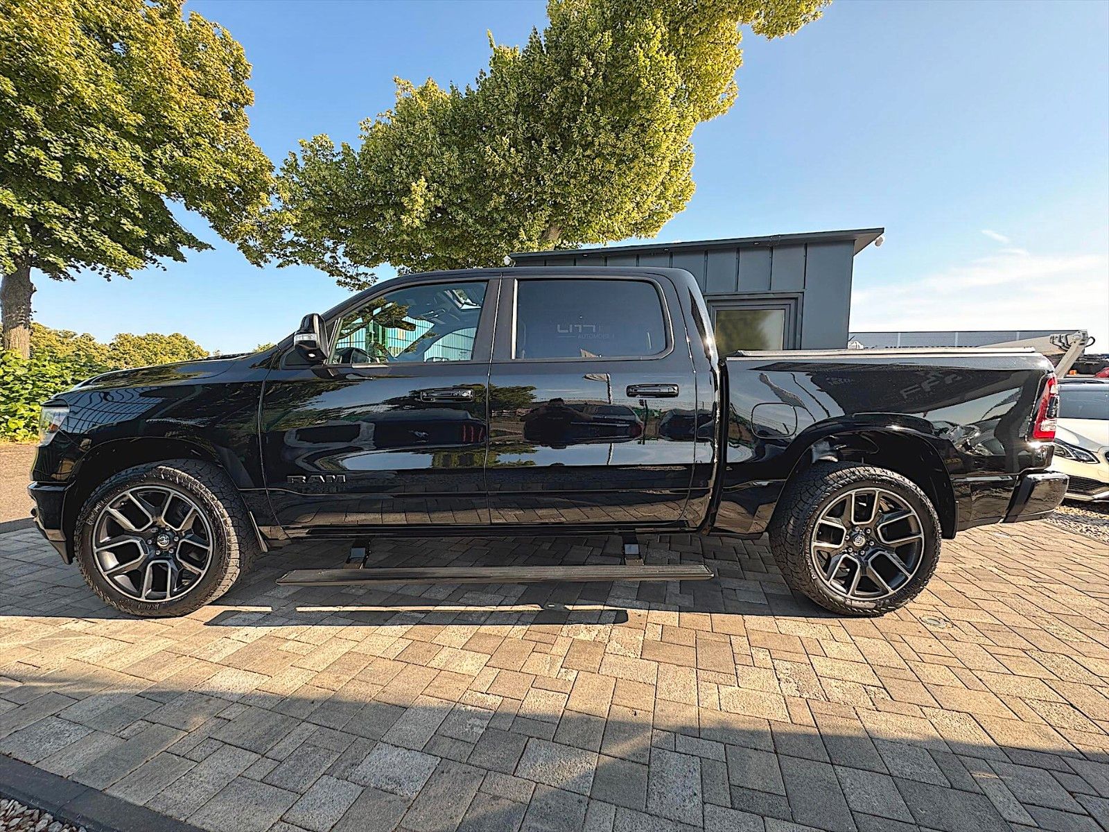 Fahrzeugabbildung Dodge RAM 5.7 V8 HEMI SPORT 4x4 *Pano*360*Luft*ACC*22'
