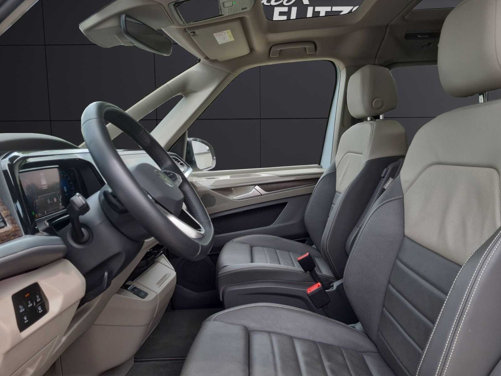 Fahrzeugabbildung Volkswagen T7 Multivan TSI DSG Style STH MATRIX ACC PANO NA