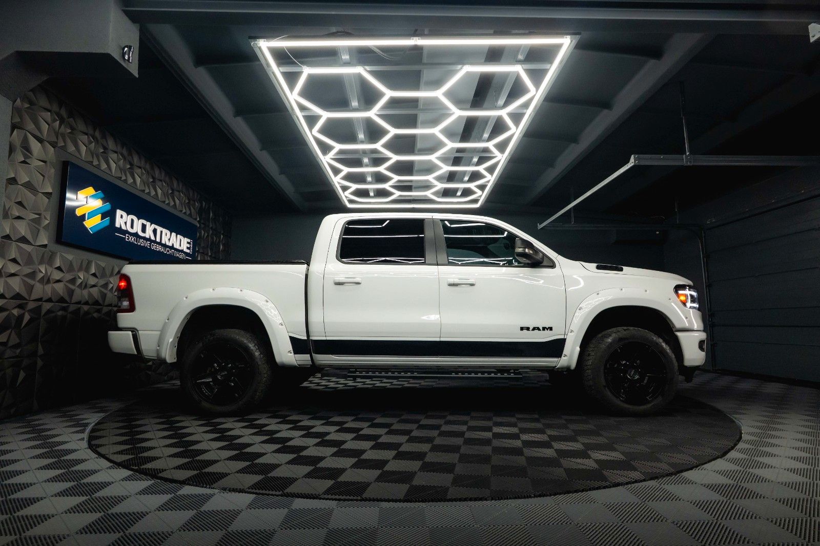 Fahrzeugabbildung Dodge RAM 5.7 V8 HEMI 4x4 LPG Offroad  Night-Paket