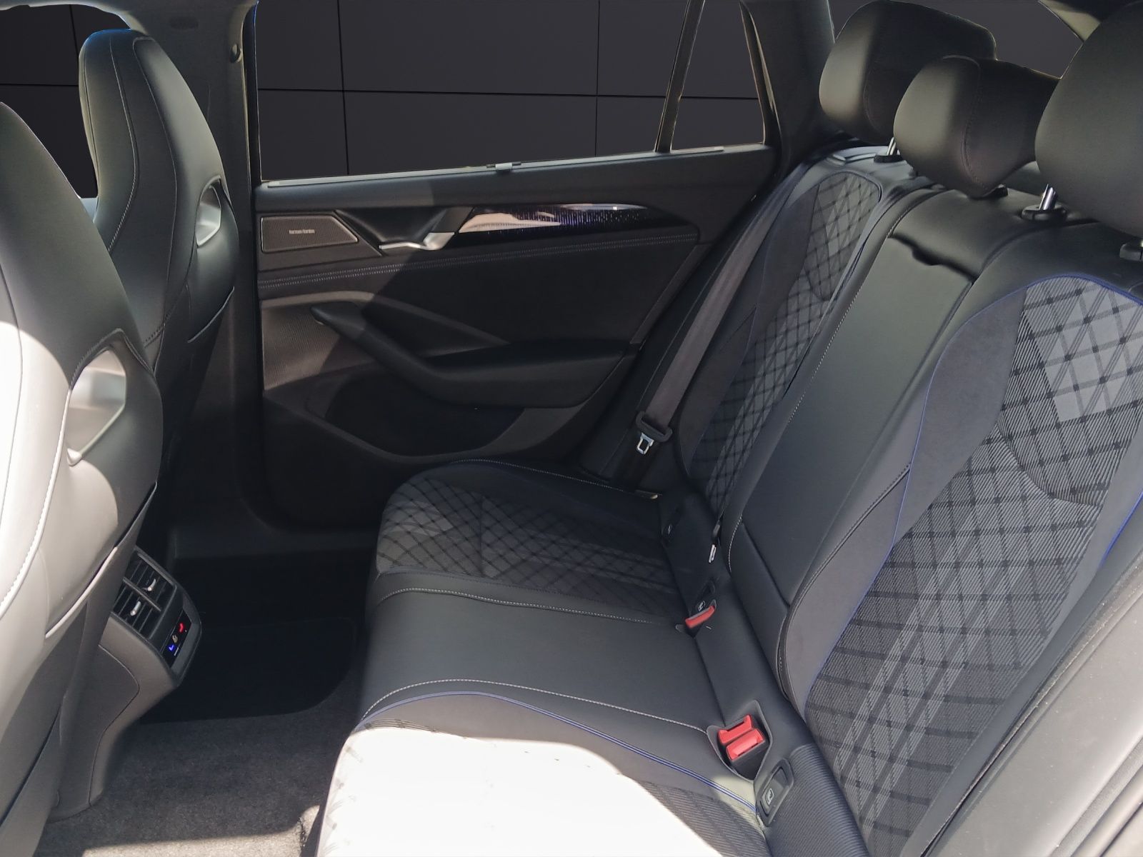 Fahrzeugabbildung Volkswagen Passat TDI R-Line Black Style Matrix AHK Navi AI