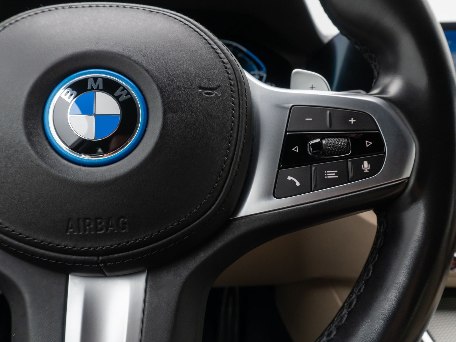 Fahrzeugabbildung BMW 330e xD M Sport DAB Memory AHK HUD Individual