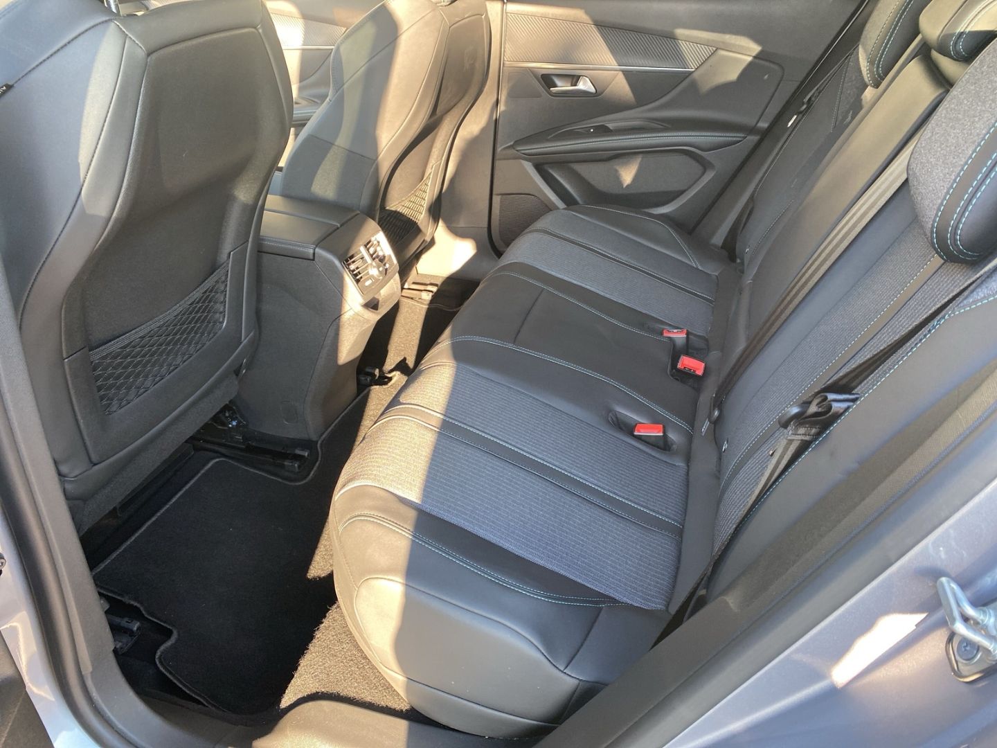 Fahrzeugabbildung Peugeot 3008 Hybrid 225 Allure 1.6 Plug-In EU6d 2WD EAT8