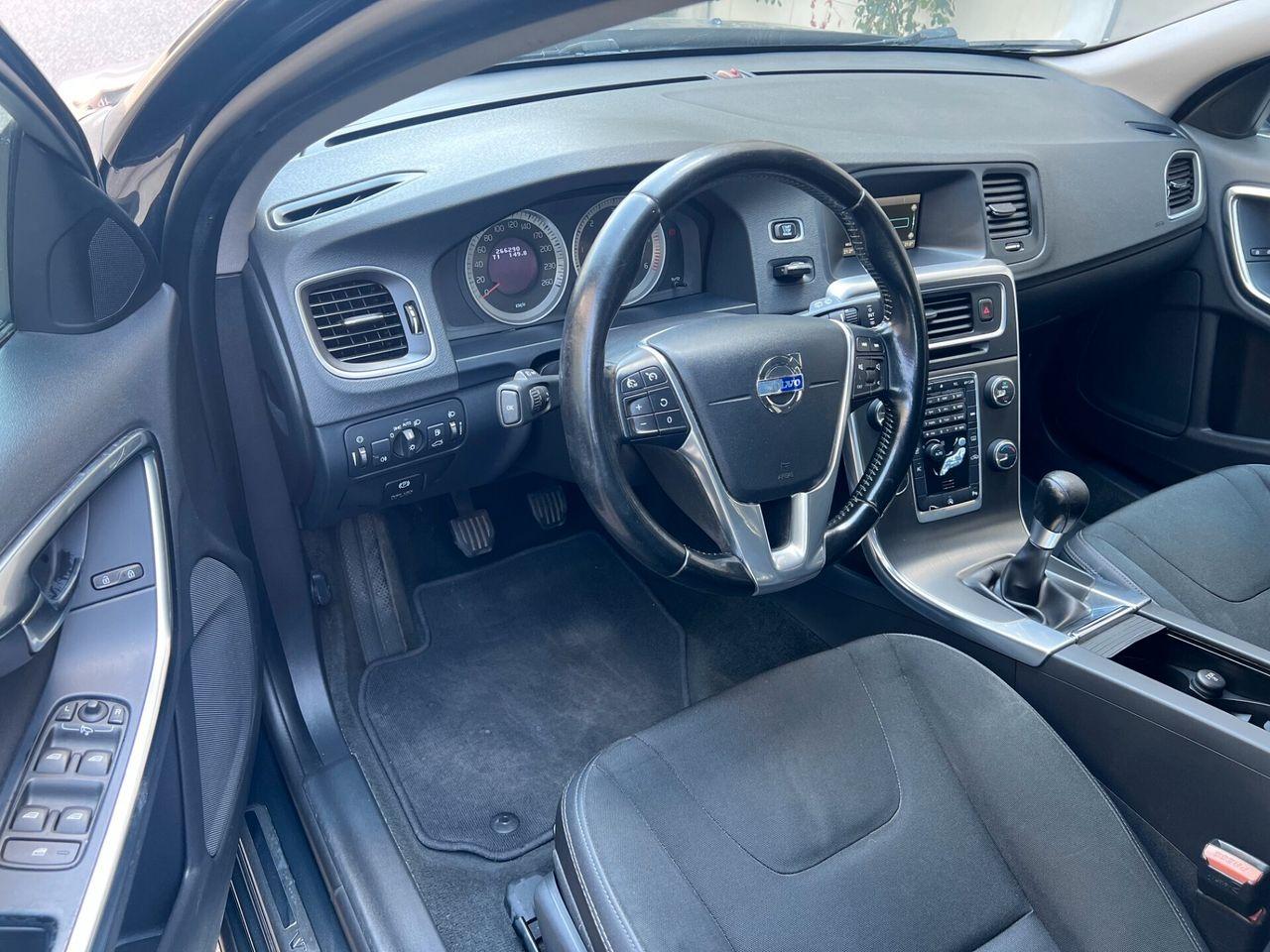 Volvo V60 2012 — photo 9