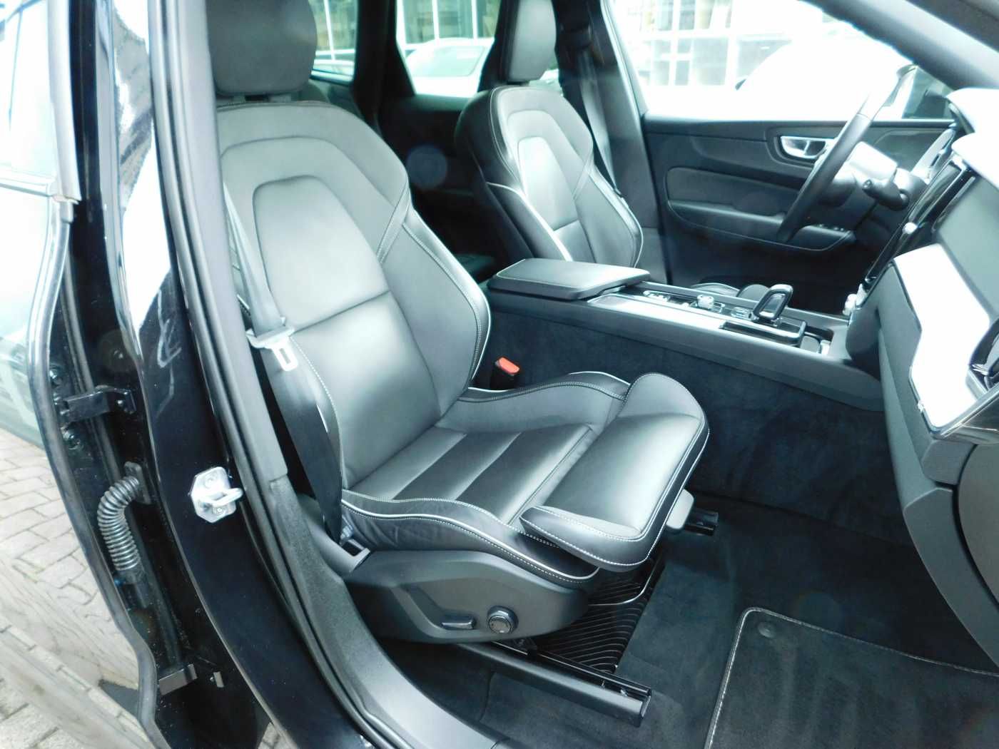 Fahrzeugabbildung Volvo XC60 B4 D AWD R-Design 'ACC,BLIS'