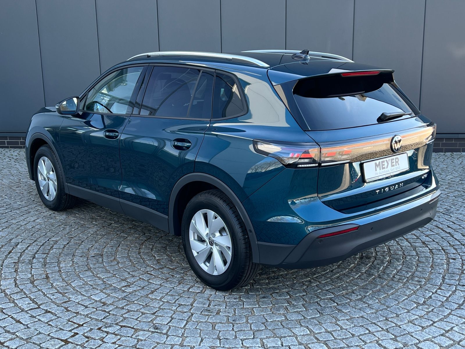 Fahrzeugabbildung Volkswagen Tiguan LIFE 1.5 eTSI DSG *AHK, LED Plus, Kamera,