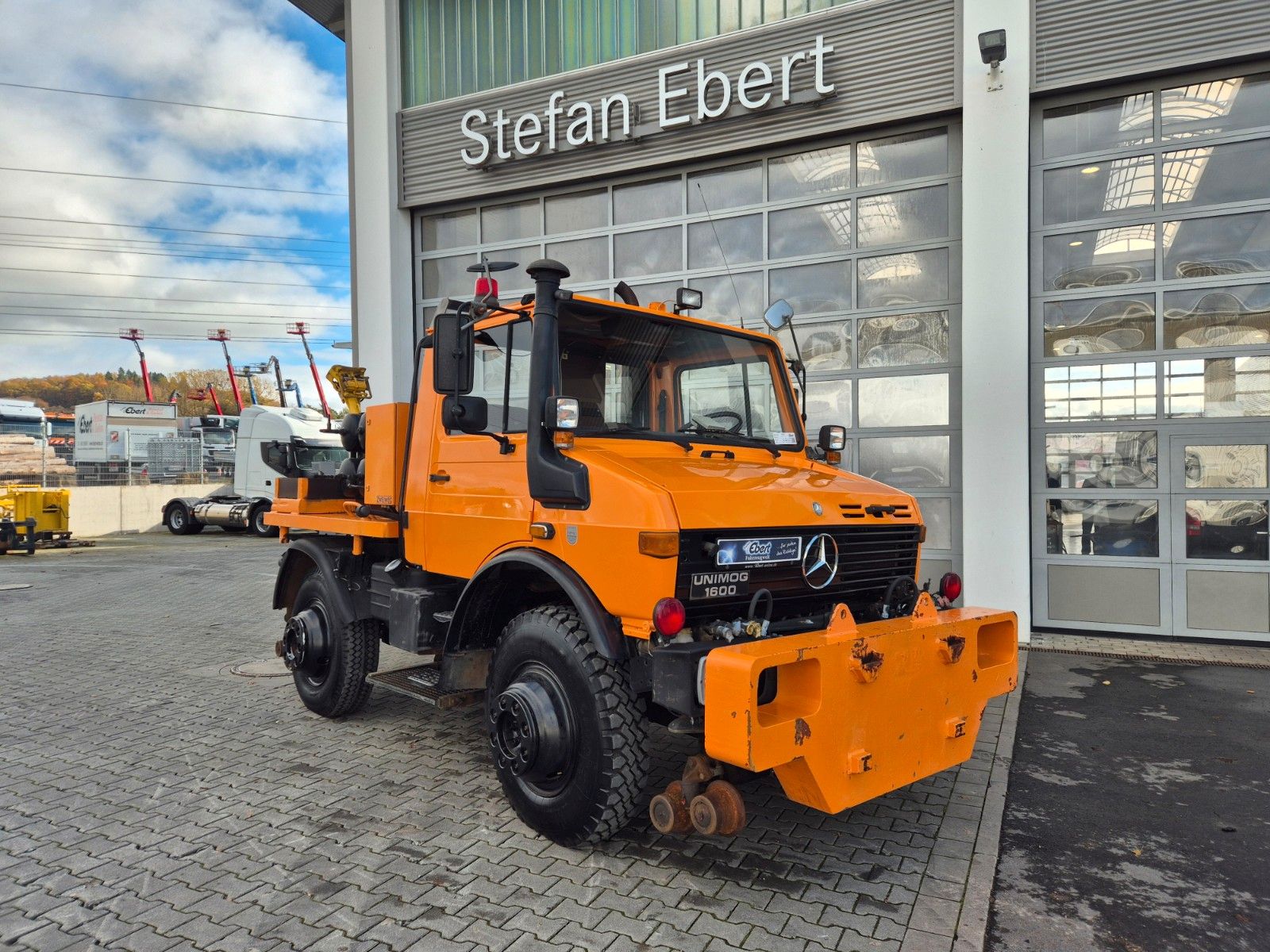 Fahrzeugabbildung Mercedes-Benz Unimog U1600 4x4 Zweiweg ZW 100 S Railway 11584h