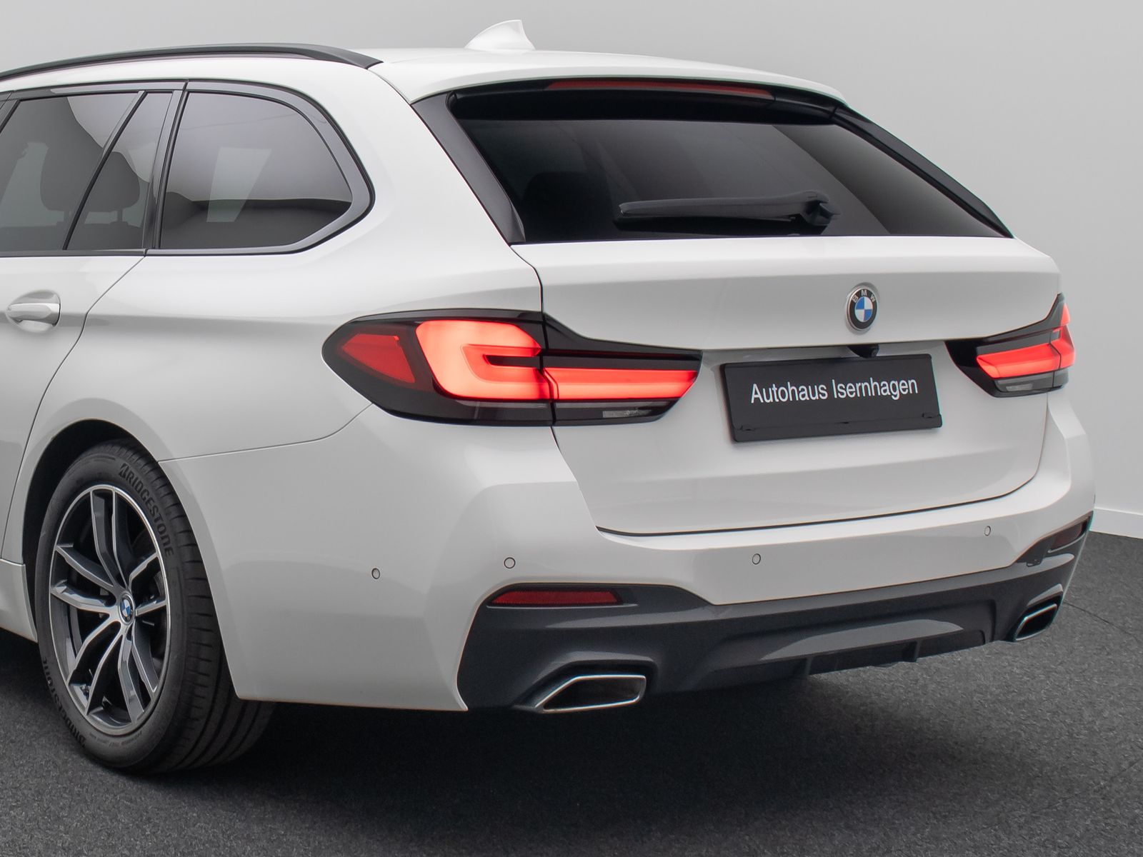 Fahrzeugabbildung BMW 520d M Sport Kamera HUD HiFi AHK Stop&Go Alarm