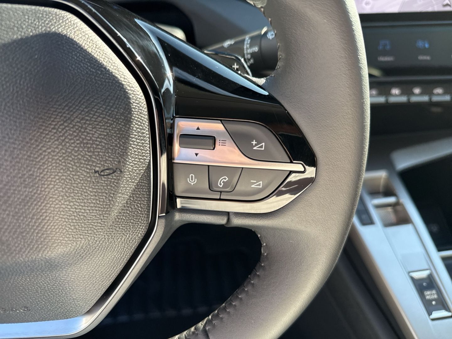 Fahrzeugabbildung Peugeot 308 SW Hybrid 145 Allure 1.2 LED ACC 2-Zonen-Kli